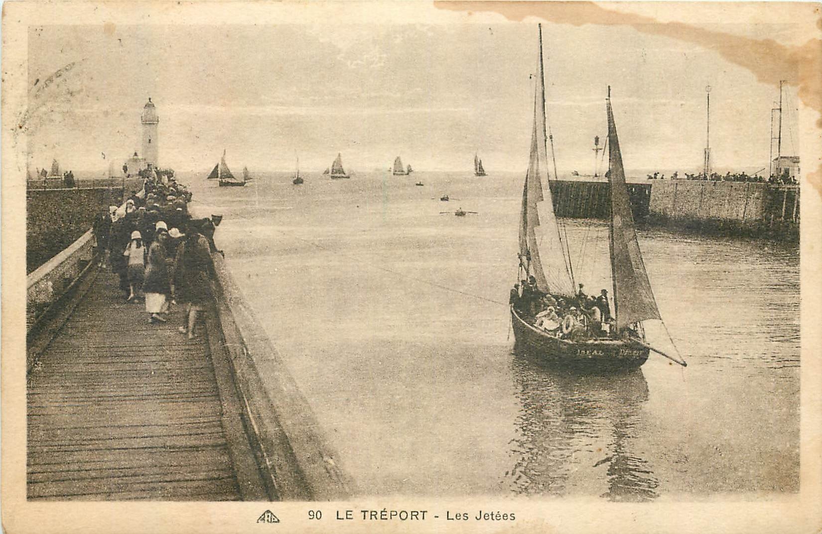 CPA Le Treport Les Jetees Phare Bateau de peche