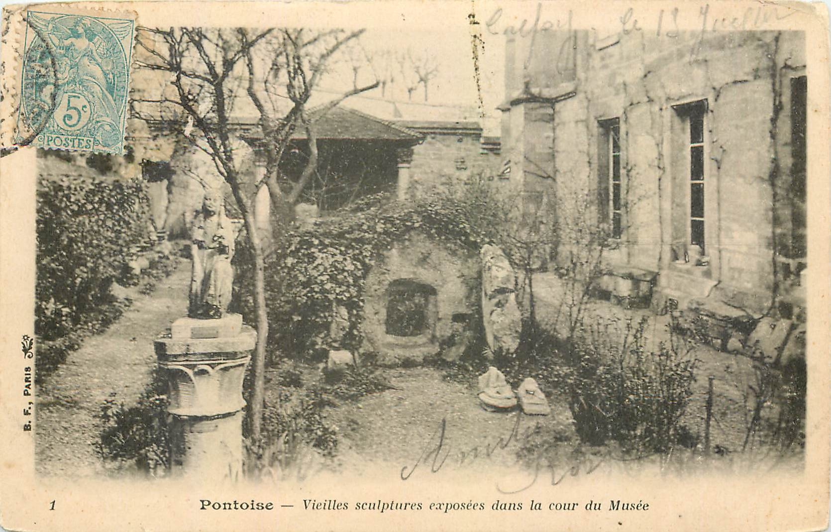 CPA Pontoise Vieilles sculptures exposees dans la cour du Musee 