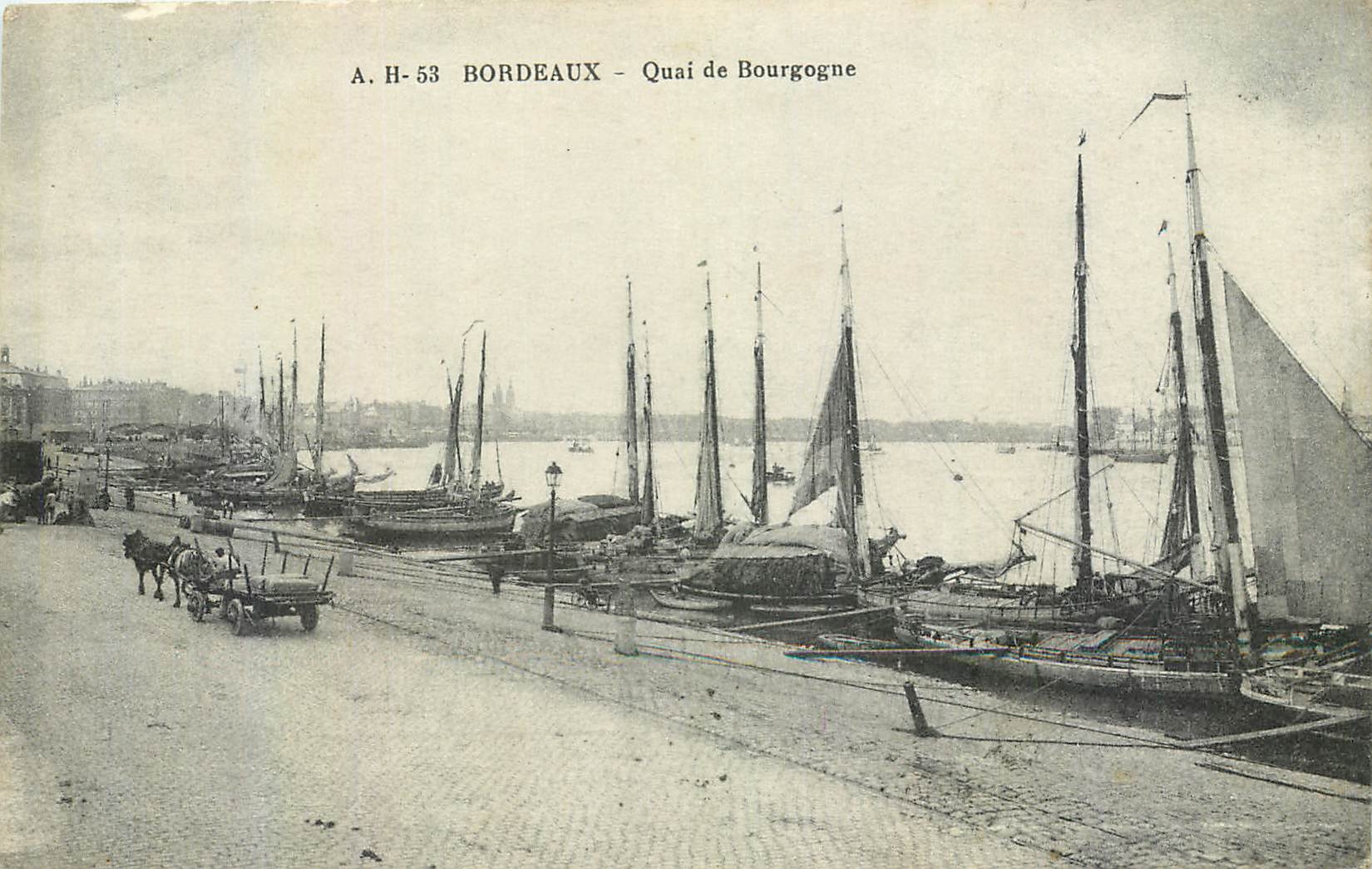 CPA Bordeaux Quai de Bourgogne Bateaux de peche