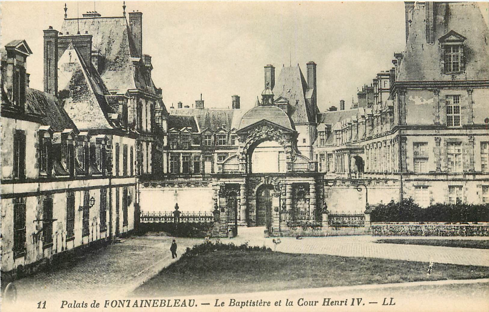 Palais de FONTAINEBLEAU — Le Baptisterre et la Cour Henri IV — LL