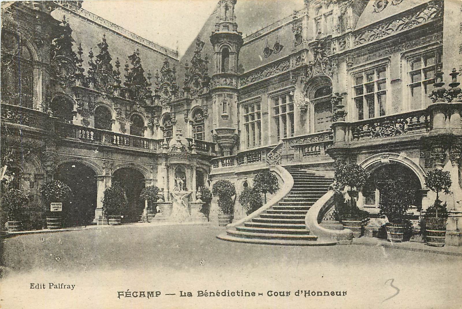 CPA Fecamp la Benedictine Cour d'Honneur 