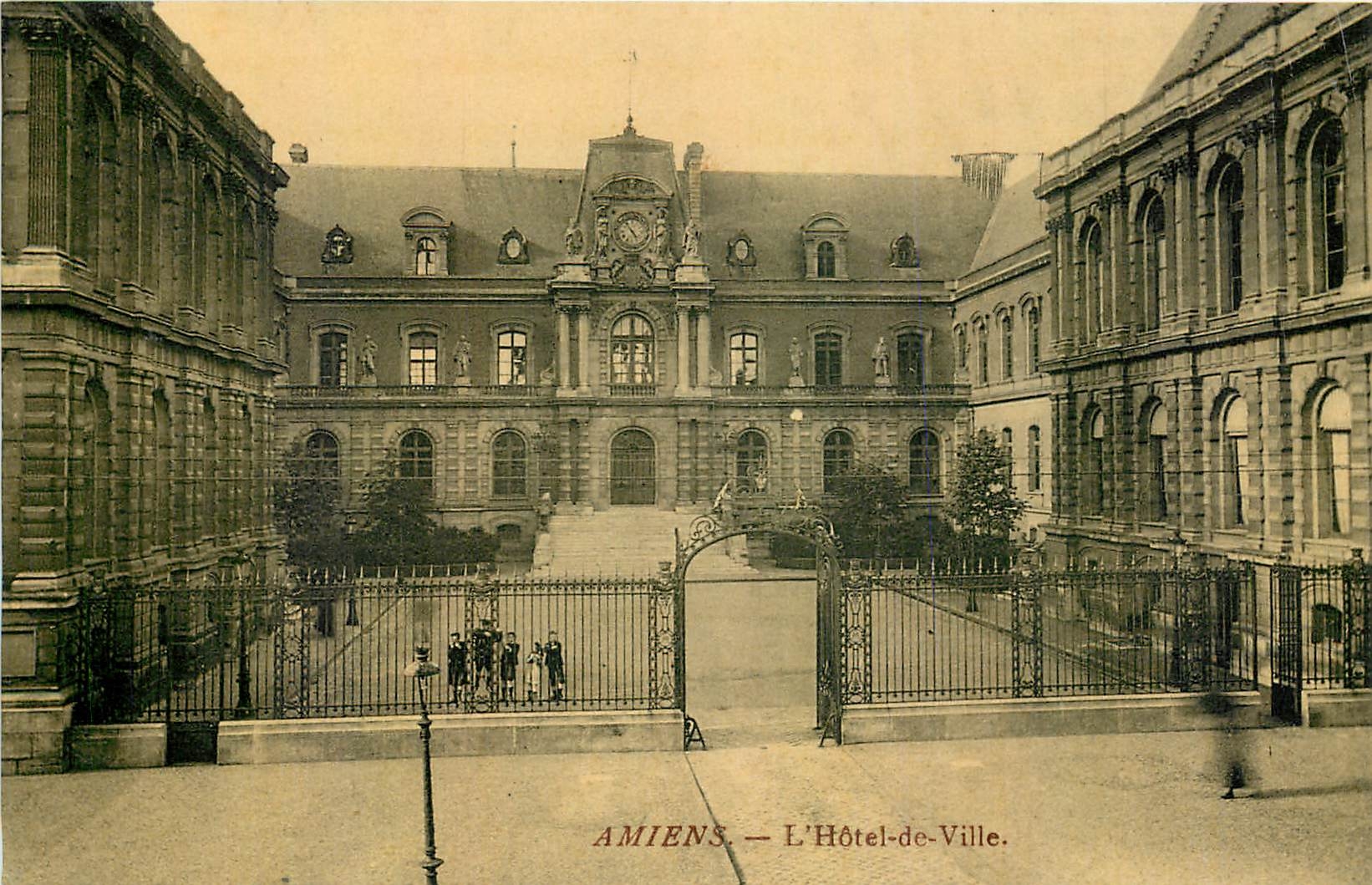 CPA Amiens l'Hotel de Ville 