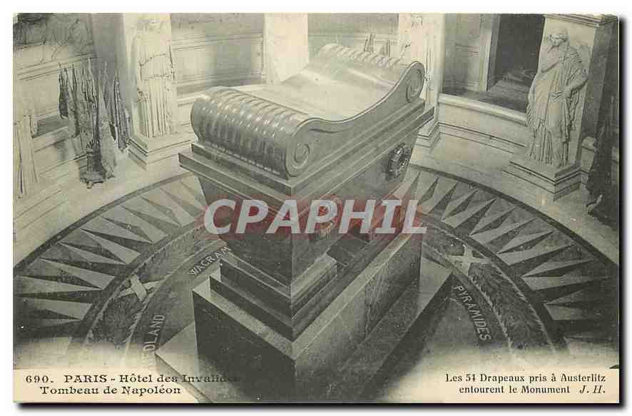 CPA Paris Hotel des Invalides Tombeau de Napoleon les 54 Drapeaux pris a Austerlitz entourent le Mon