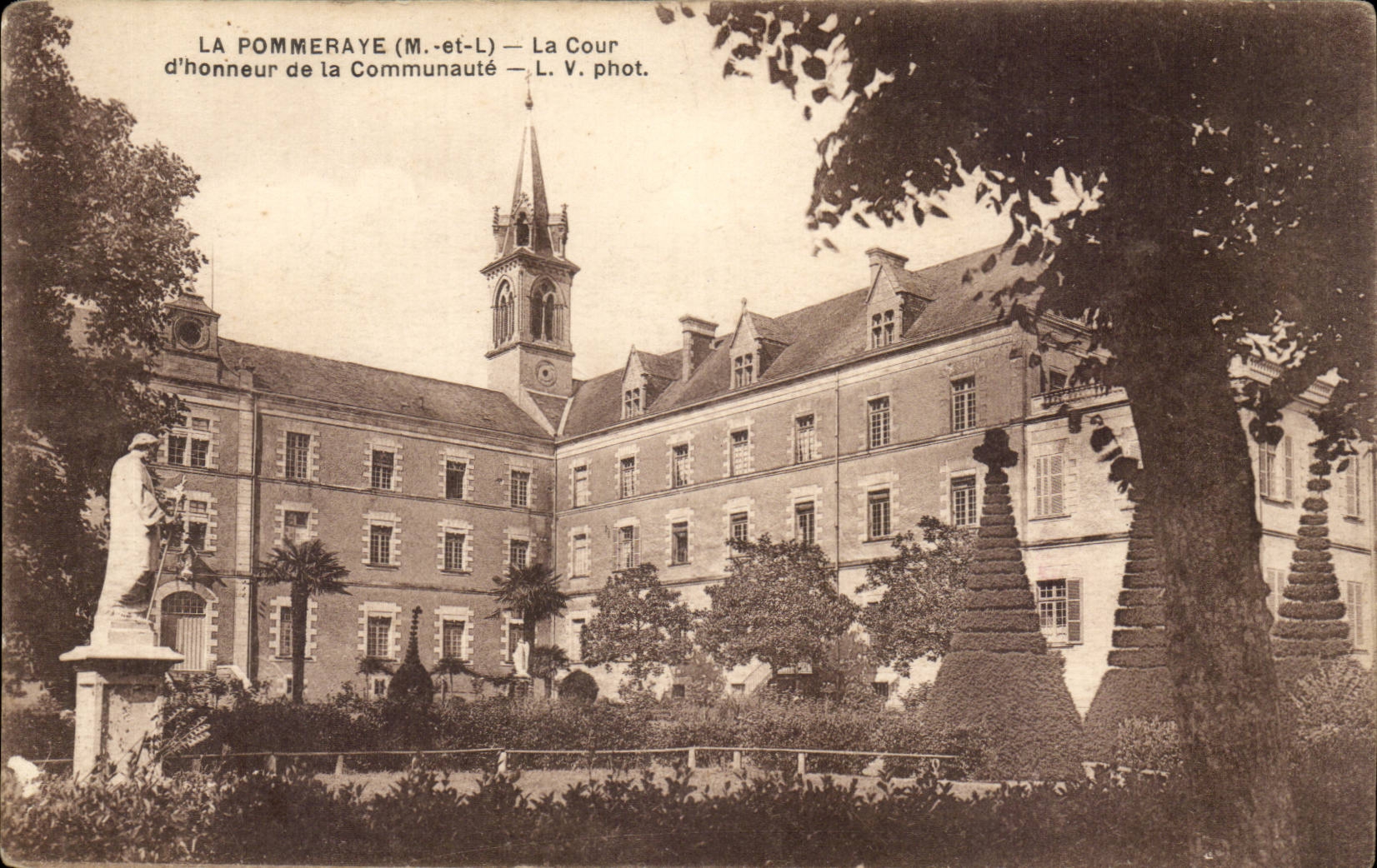 La Pommeraye CPA La cour d'honneur de la commuanute