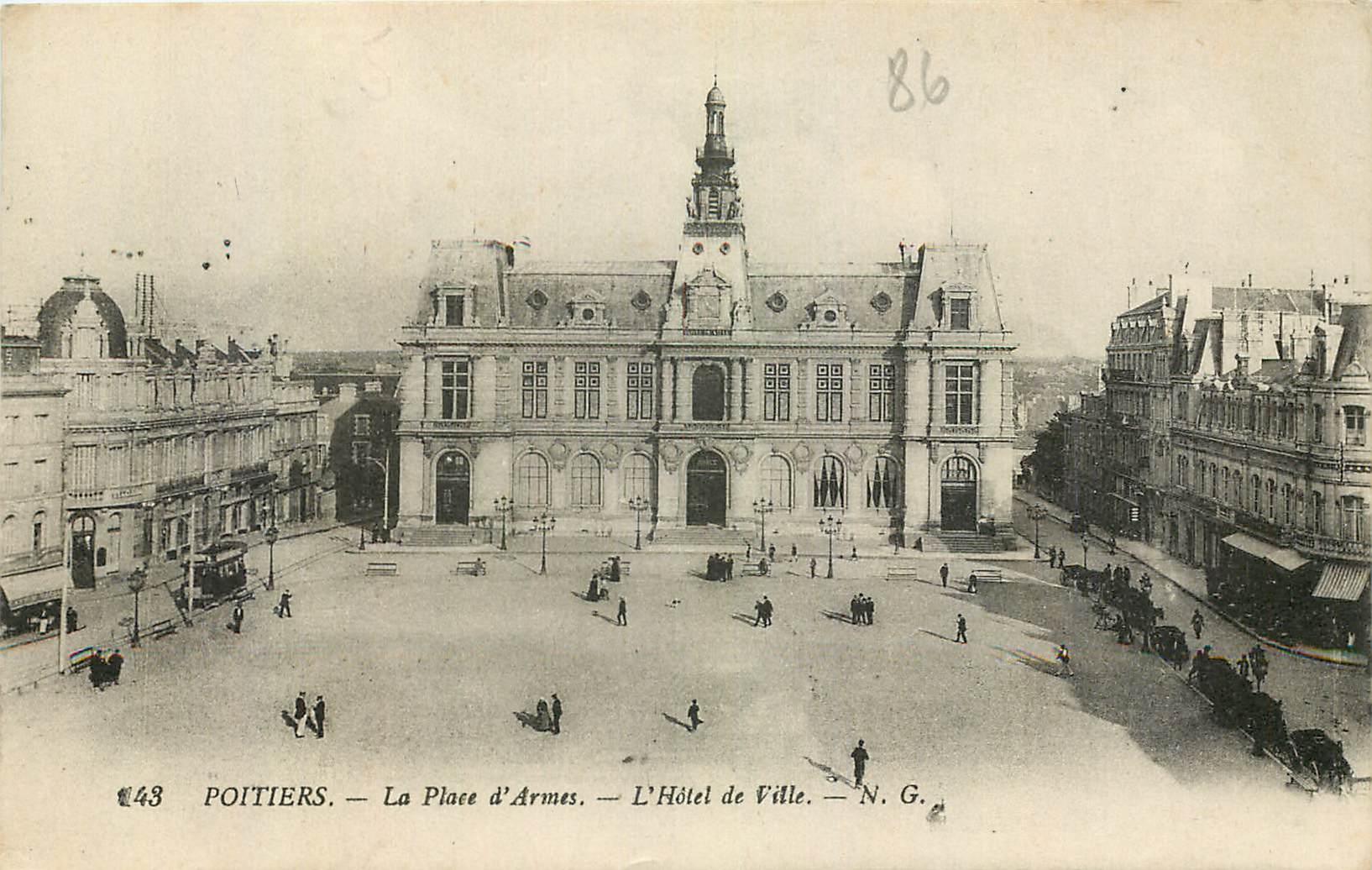 Poitiers — La Place d'Armes — L'Hôtel de Ville — N. G. — N°43