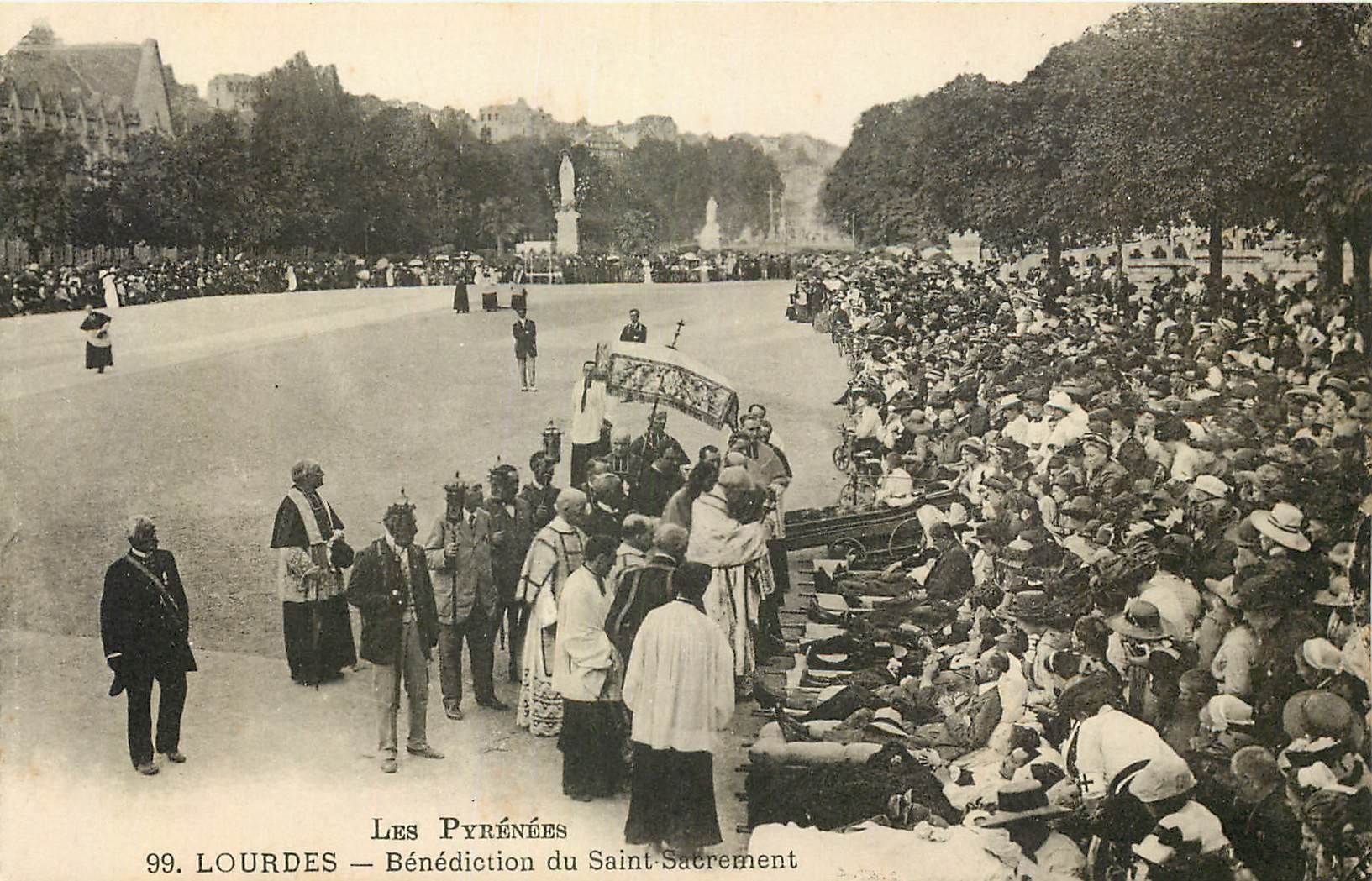 CPA Les Pyrenees Lourdes Benedicition du Saint Sacrement 