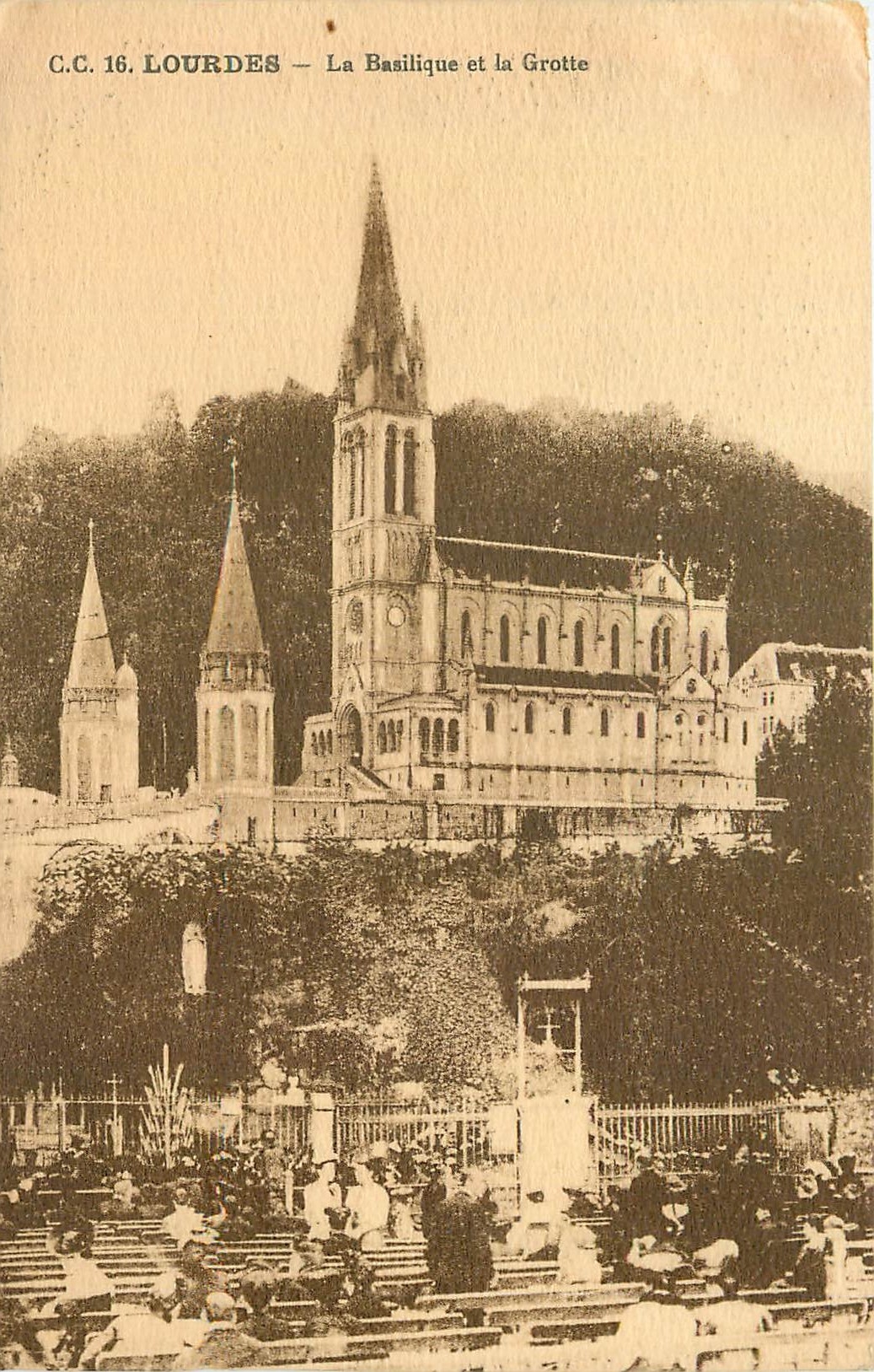 CPA Lourdes la Basilique et la Grotte 