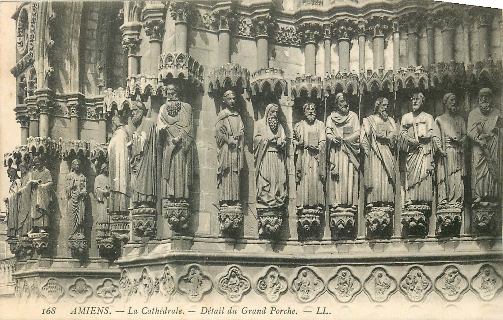 CPA Amiens la Cathedrale Detail du Grand Porche 