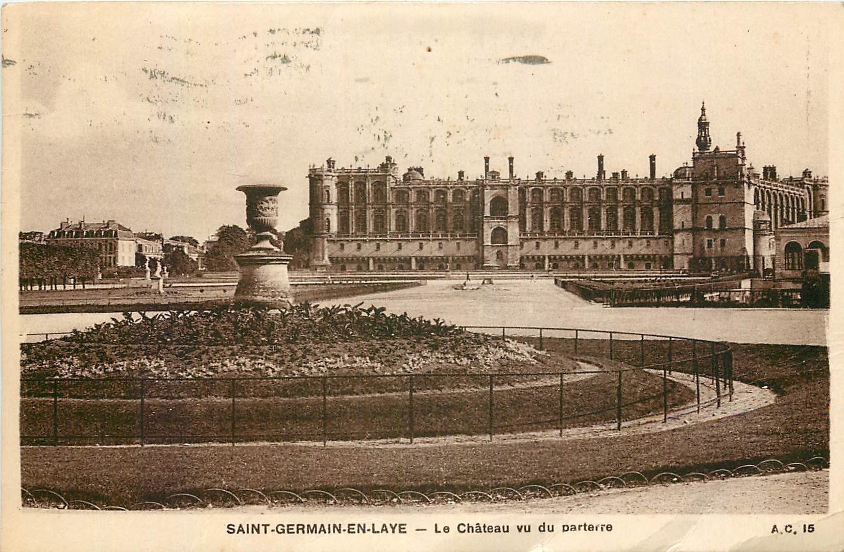 CPA Saint Germain en Laye le Chateau vu du Parterre 