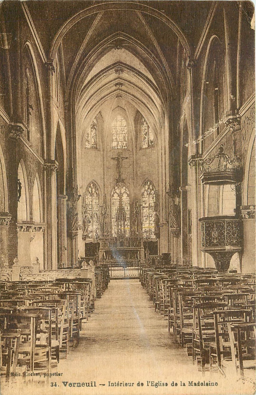 CPA Verneuil Interieur de l'eglise de la Madeleine 