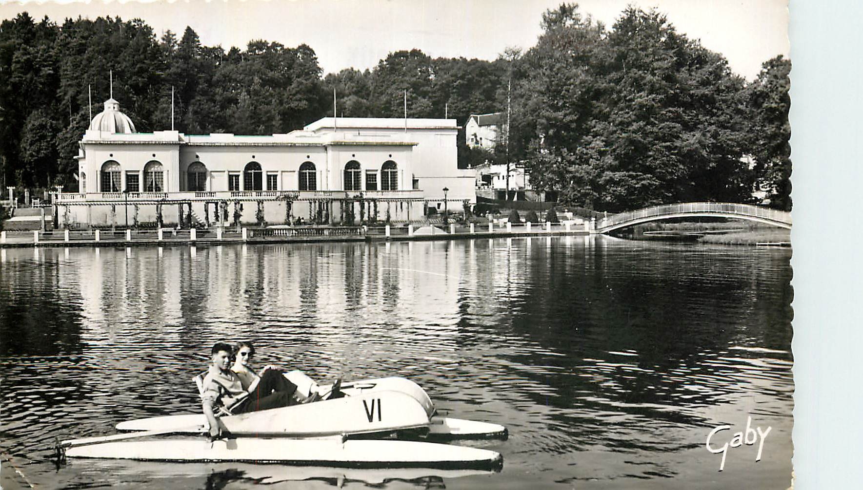 CPA Bagnoles de l'Orne Orne le Casino du Lac Pedalo