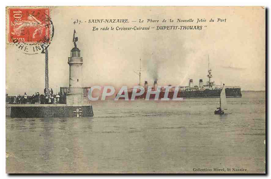 CPA Saint Nazaire le Phare de la Nouvelle Jetee du Port en rade le Croiseur Cuirasse Dupetit Thouars