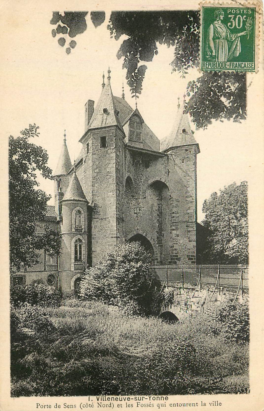 CPA Villeneuve sur Yonne Porte de Sens Cote Nord et les Fosses qui entourent la Ville 