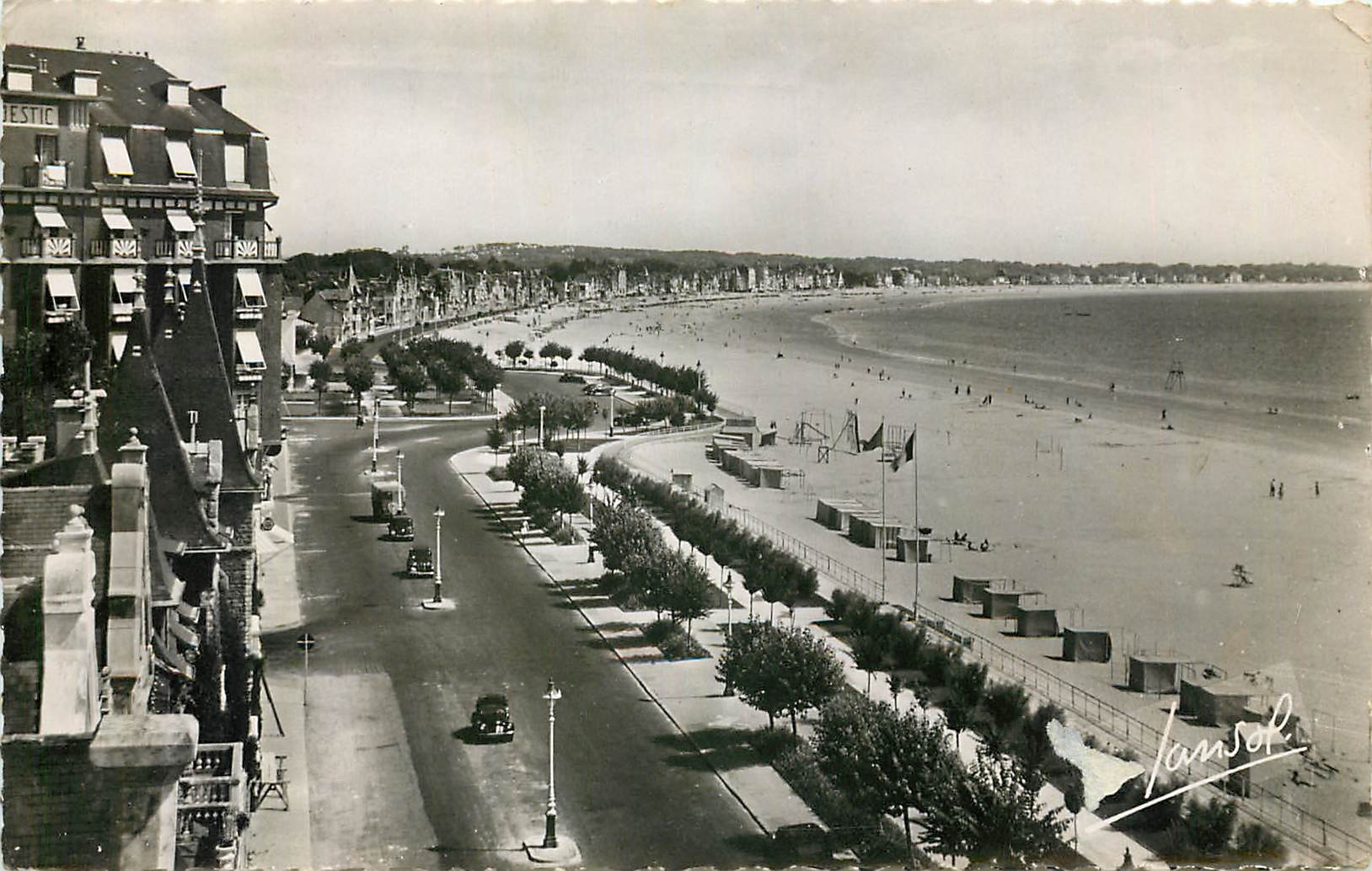 CPA La Cote d'Amour la Baule Loire Inferieure la Plage et l'esplanade du Casino 
