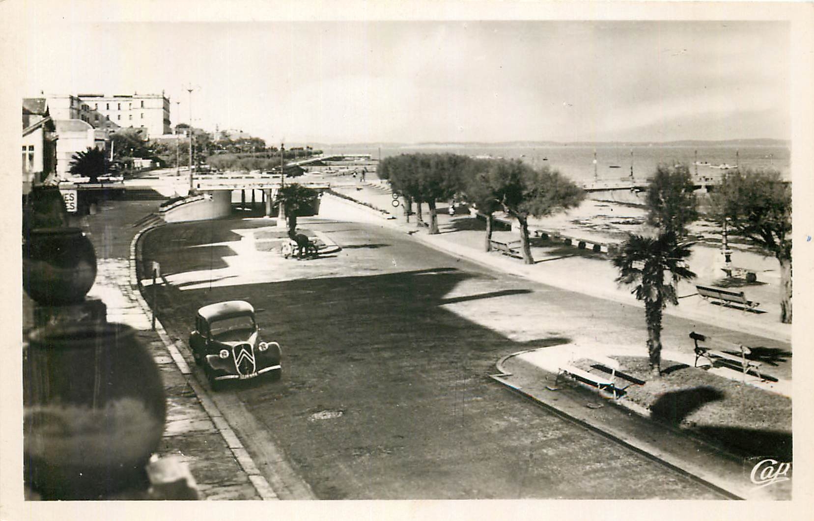 CPA Arcachon Cote d'Argent Boulevard Promenade et passahe souterrain de la Place Thiers Automobile