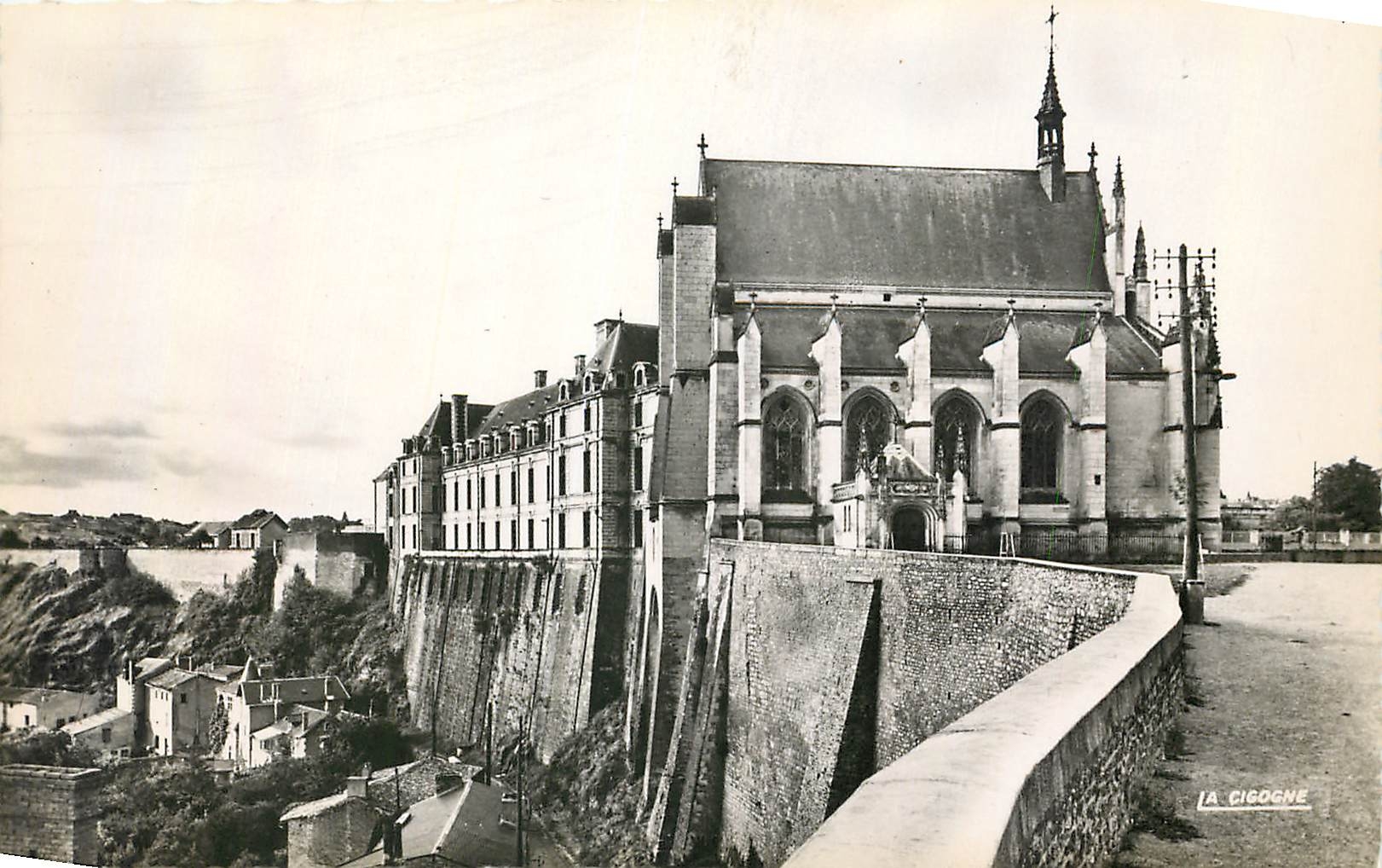 CPA Thouars Deux Sevres le Chateau et la Chapelle 