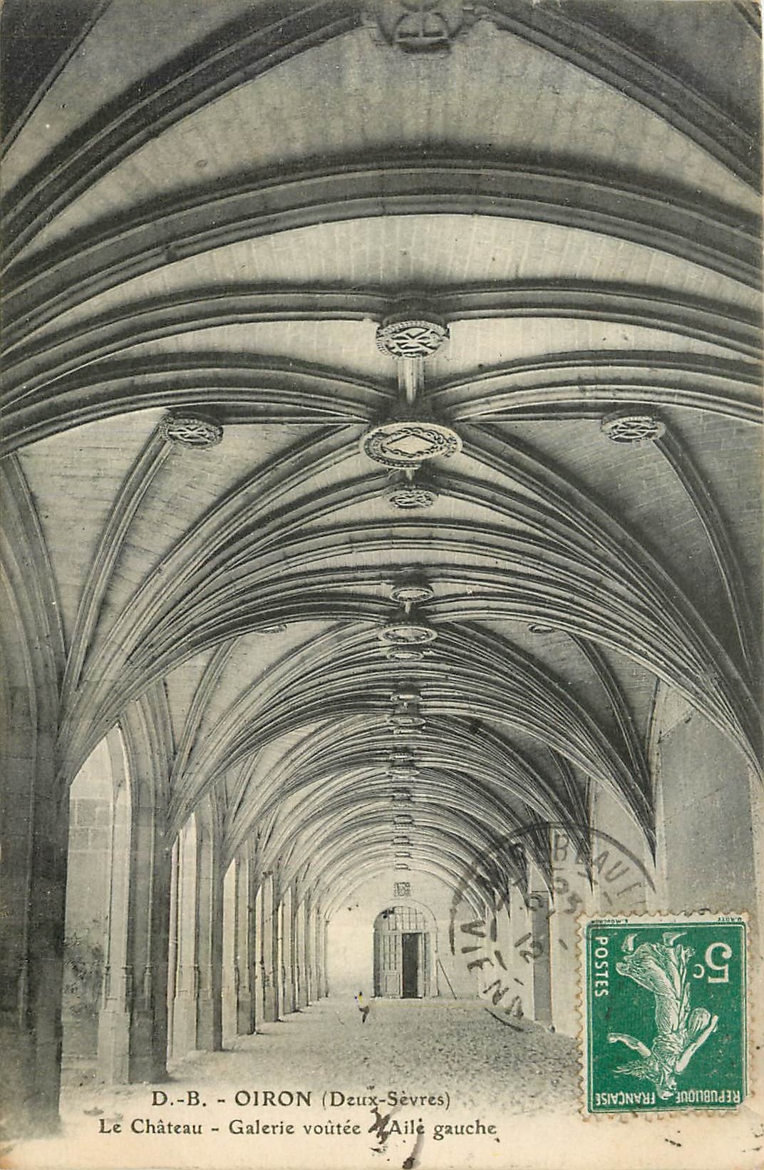 CPA Oiron Deux Sevres le Chateau Galerie Voutee Aile Gauche 