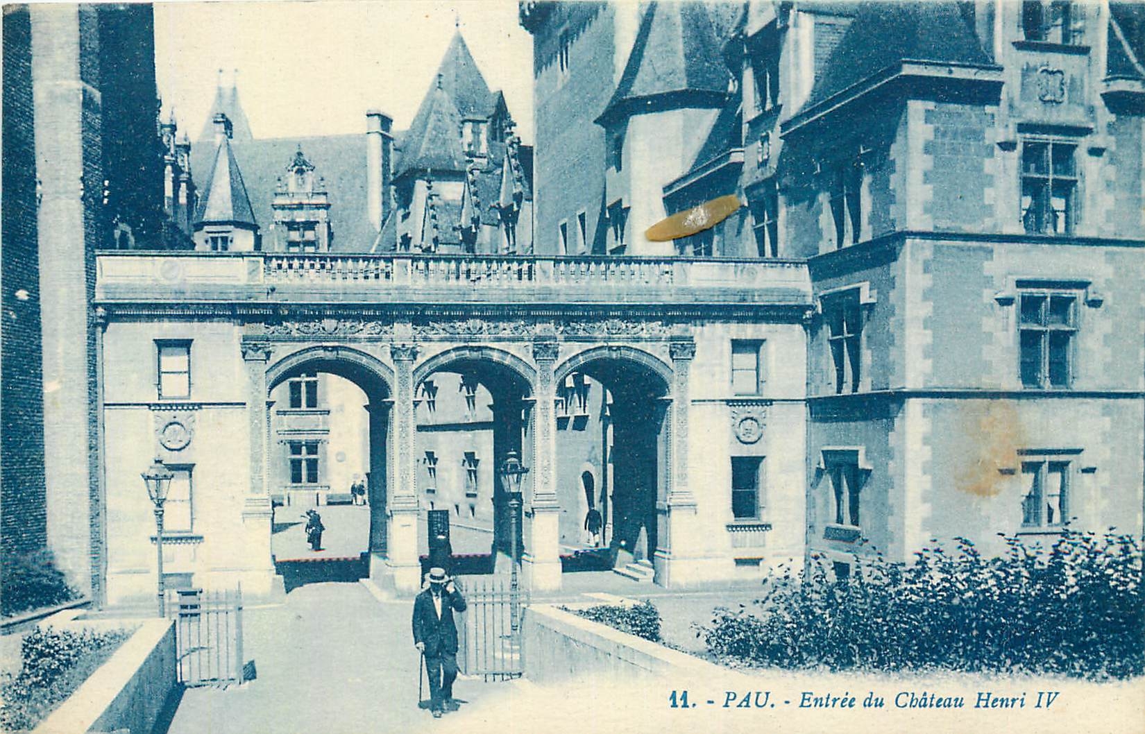 CPA Pau Entree du Chateau Henri IV 