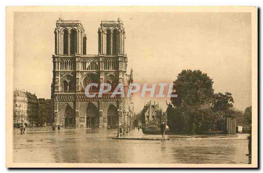 CPA Paris en Flanant le Parvis et la Facade de Notre Dame 