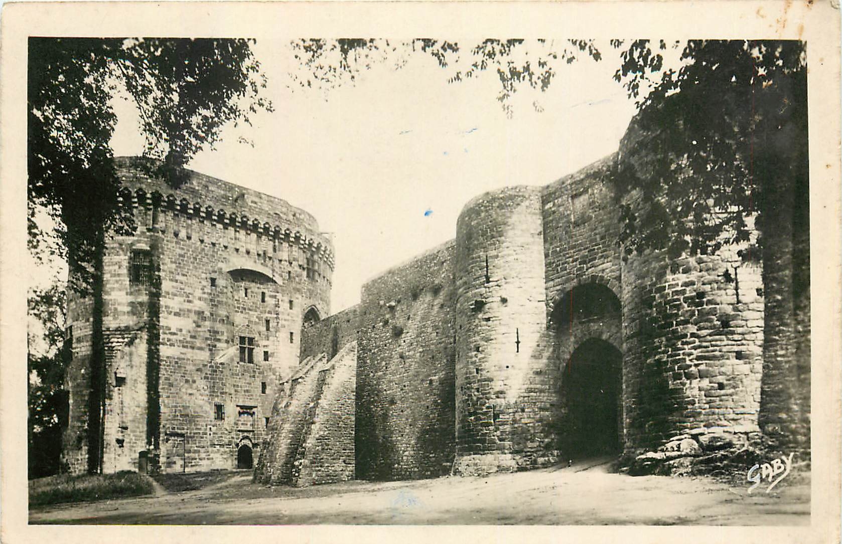 Château de la Duchesse Anne-Porte-du-Guichet — Dinan (C.-du-N.) — Éditions Caby