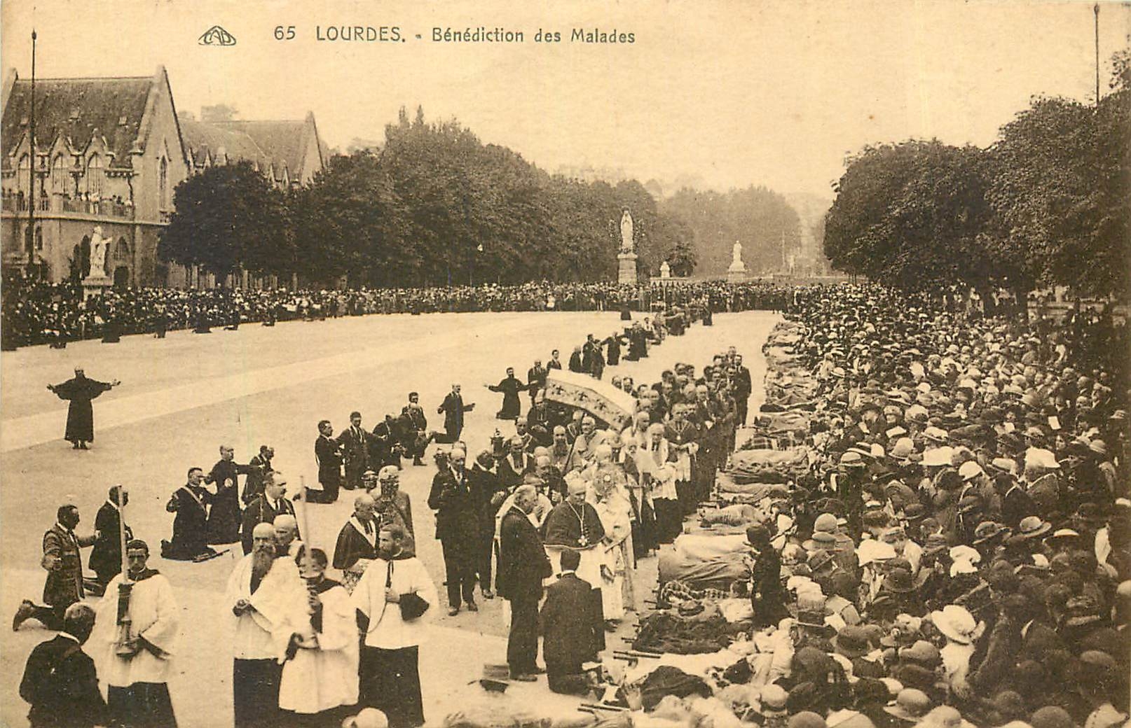CPA Lourdes Benediction des Malades 