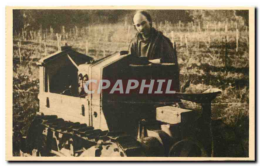 CPA Les religieux de France Cisterciens Frere Eutrope et son tracteur