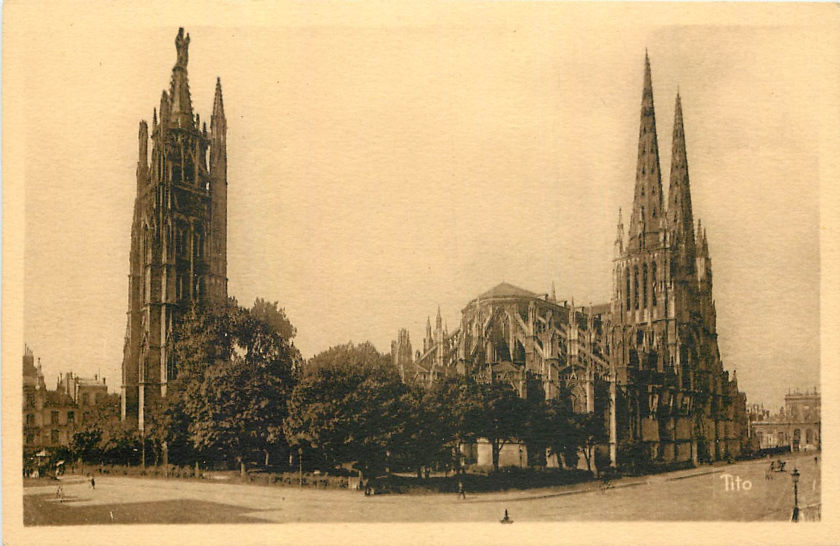 CPA Bordeaux la Cathedrale et la Tour Pey Berland 
