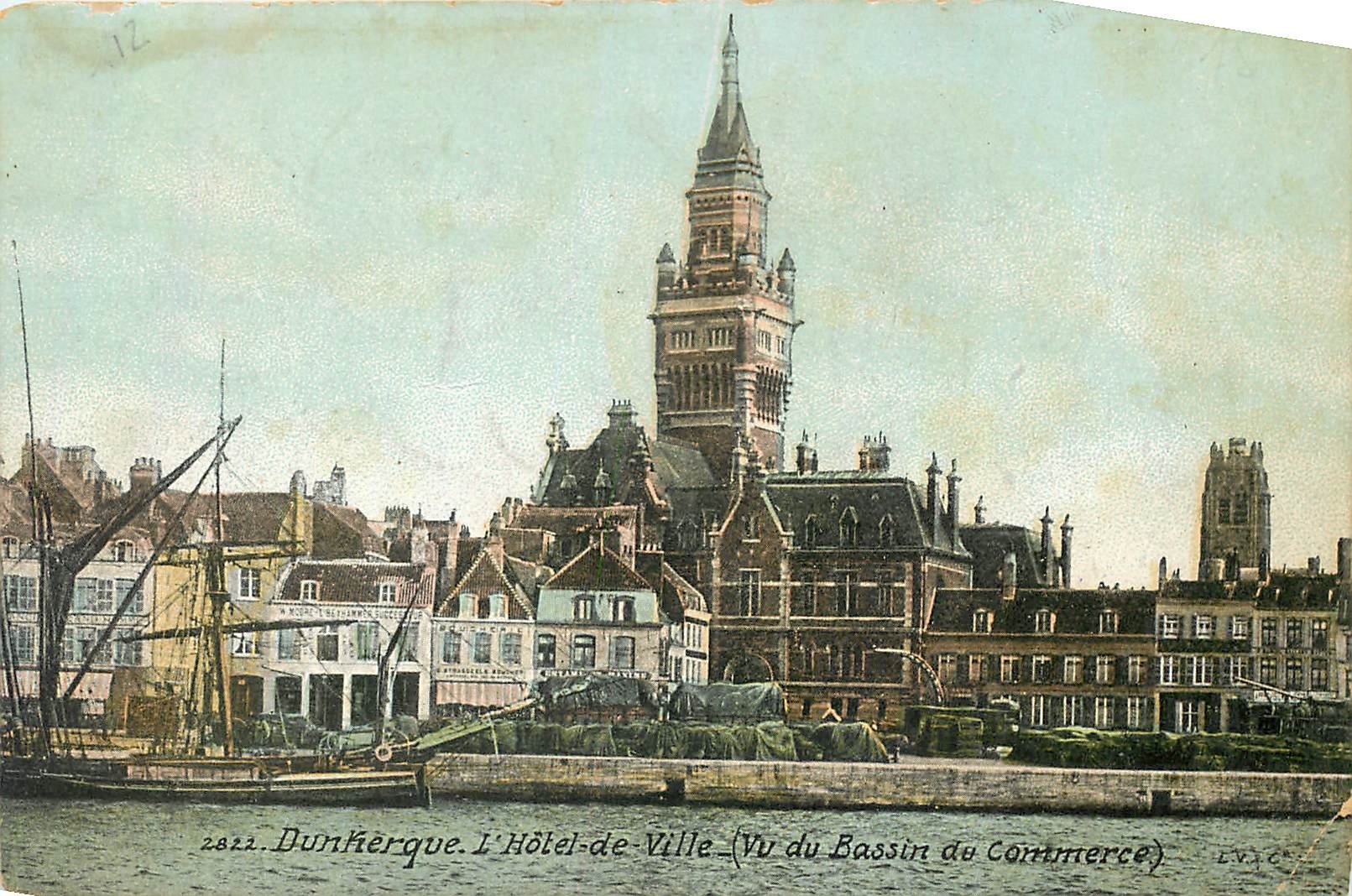 CPA Dunkerque l'Hotel de Ville vu du bassin de Commerce Bateau