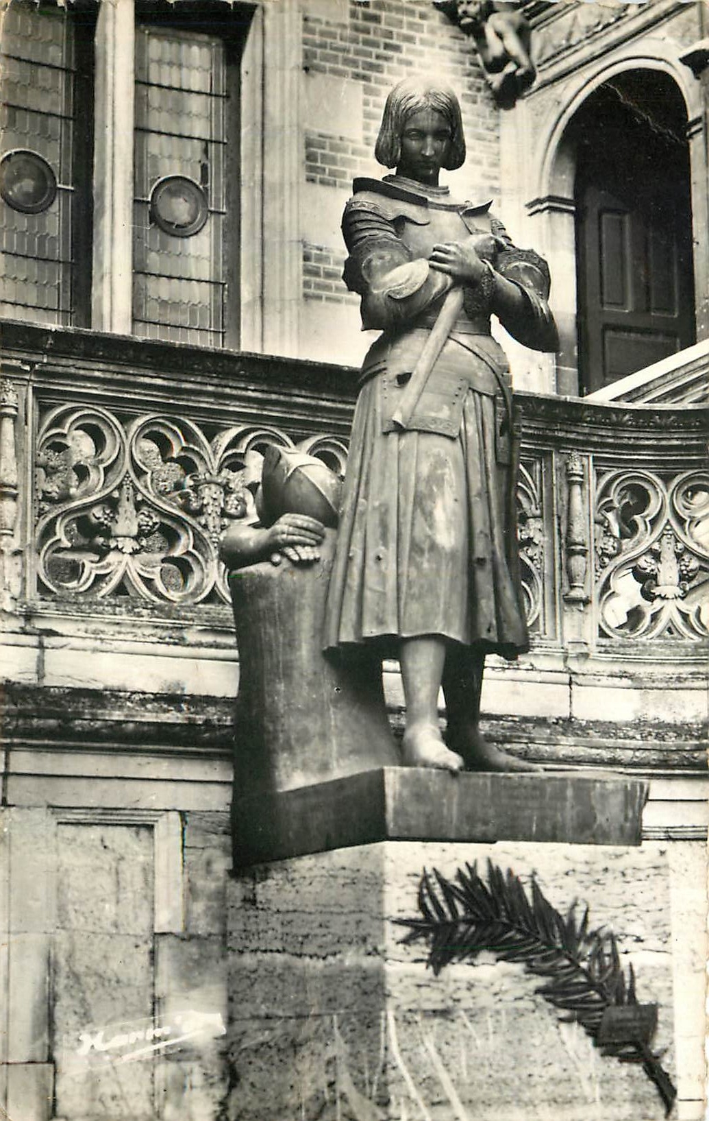 CPM Orleans Loiret cour de la Mairie statue de Jeanne d'Arc par la Princesse Marie d'Orleans 
