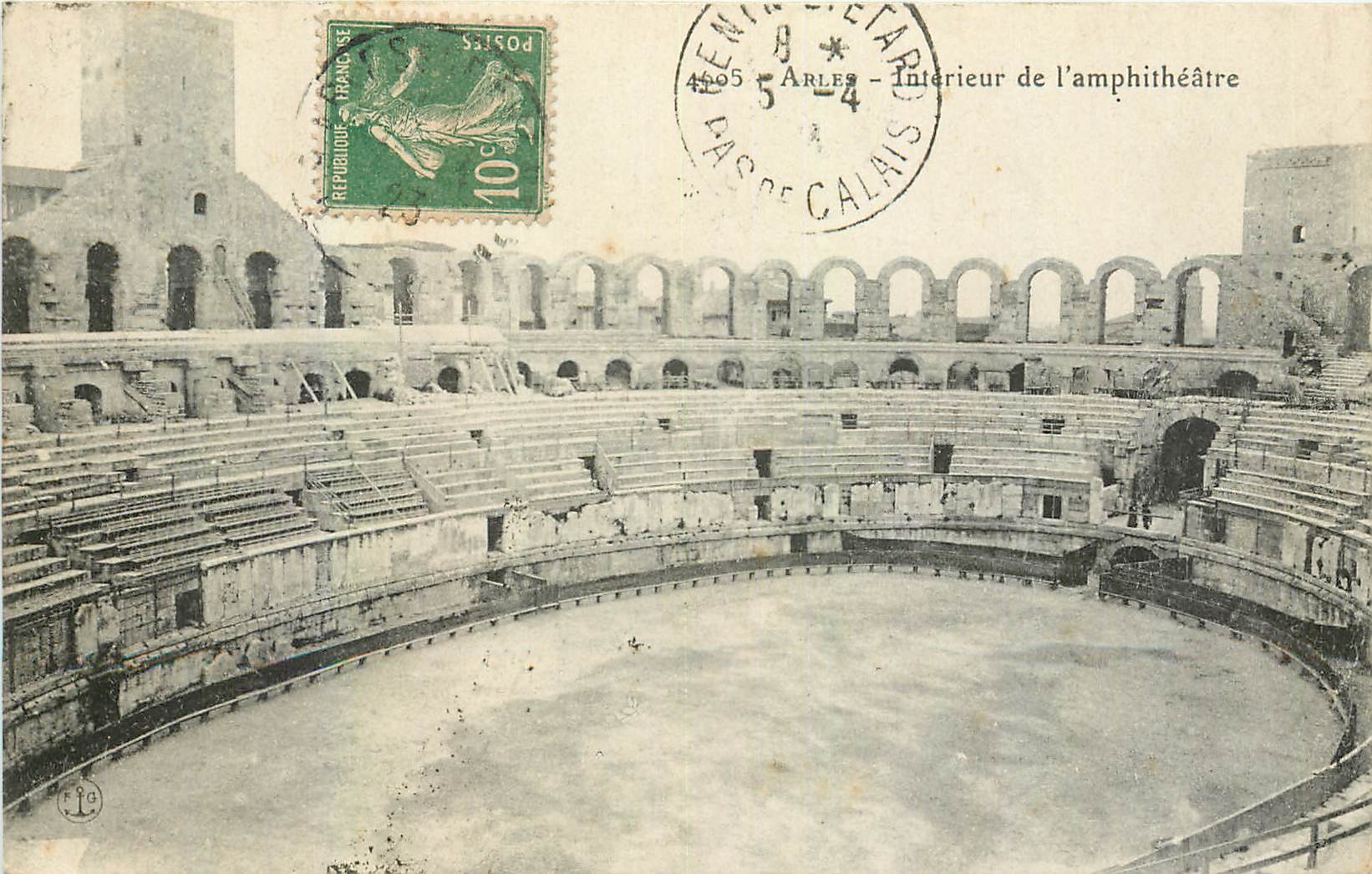CPA Arles interieur de l'amphitheatre 