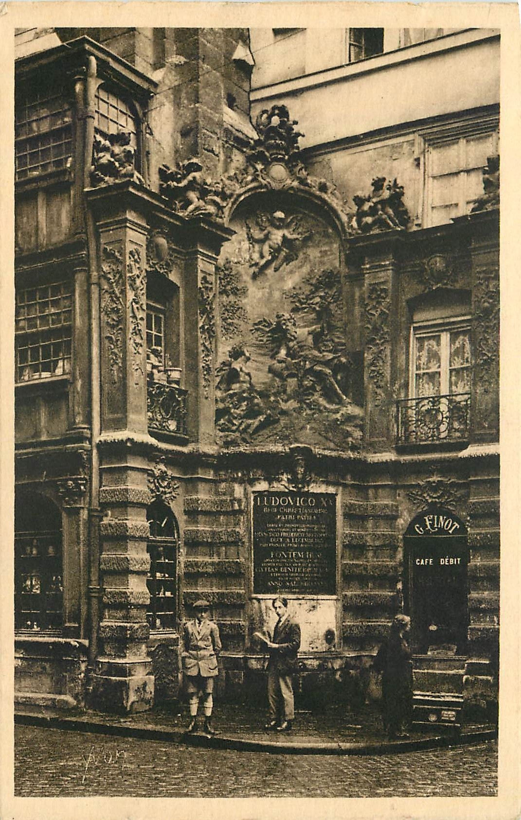 CPA La Douce France Rouen Seine Inferieure fontaine monumentale rue de la Grosse Horloge 