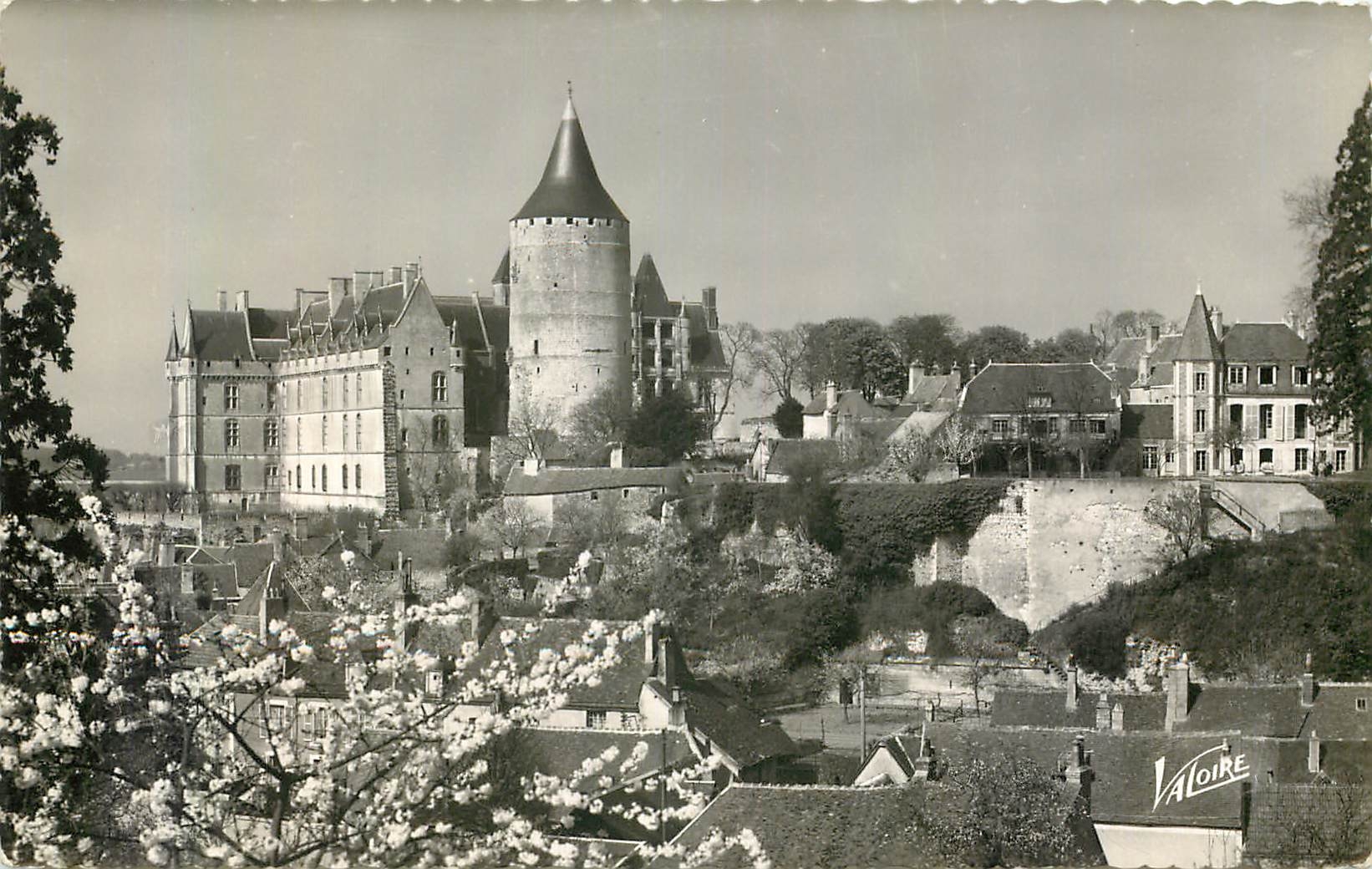Châteaudun — Le château (XVe-XVIe siècles) et le donjon (XIIe siècle) — Éditions Valoire