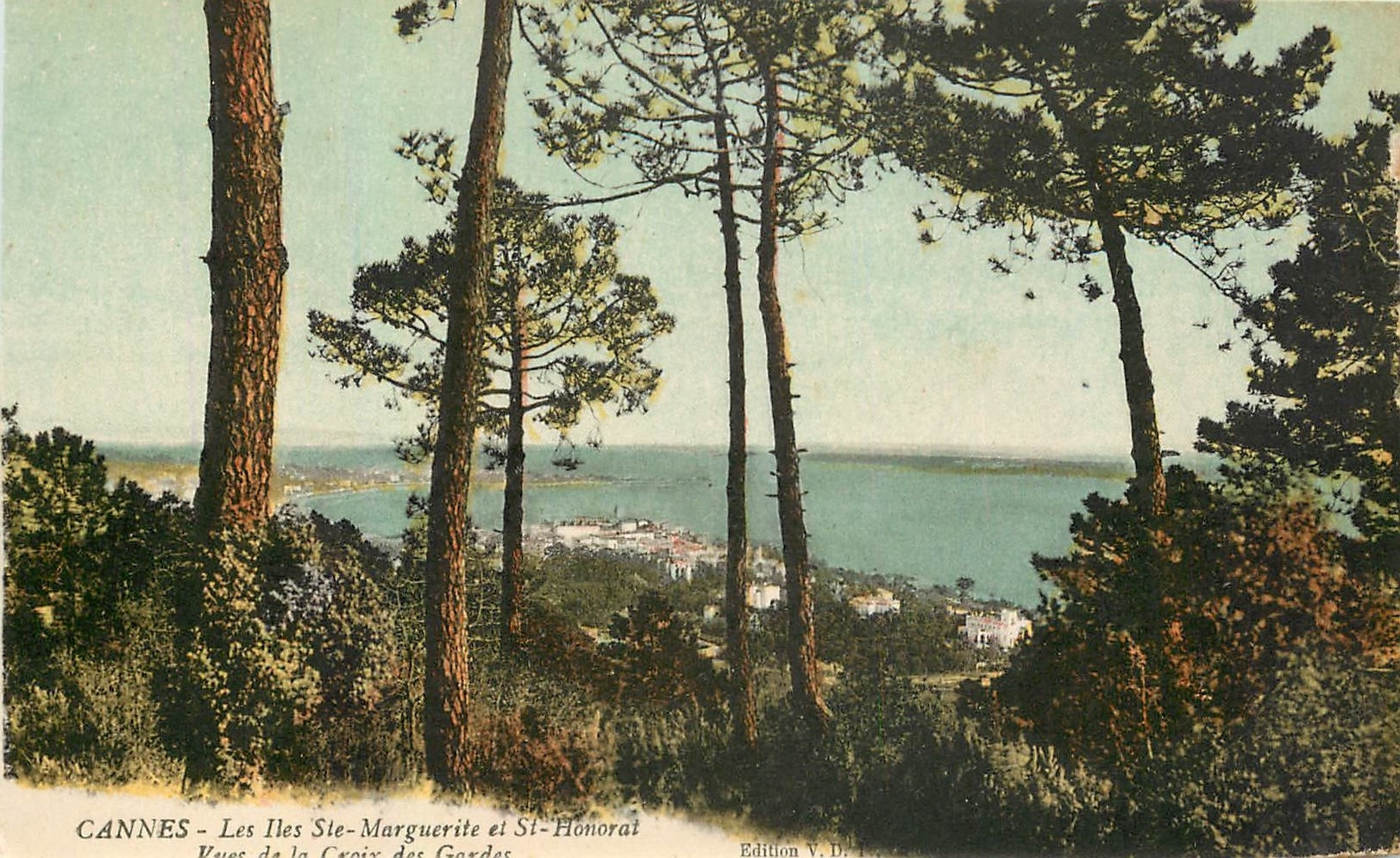 CPA Cannes les iles Ste Marguerite et St Honorat vues de la Croix des Gardes 