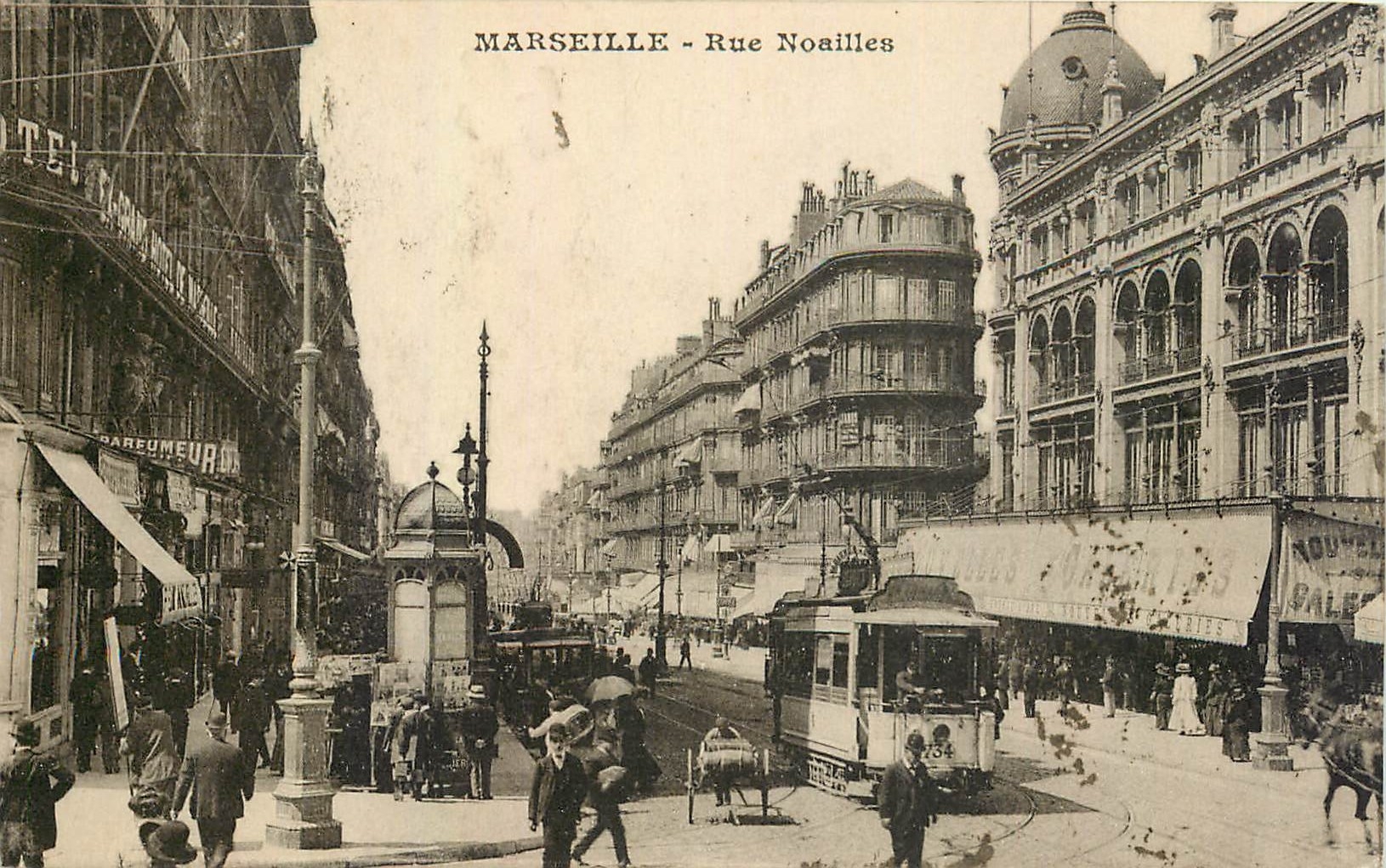 Marseille - Rue Noailles — vue de la rue avec tramway et bâtiments — éditeur non identifié