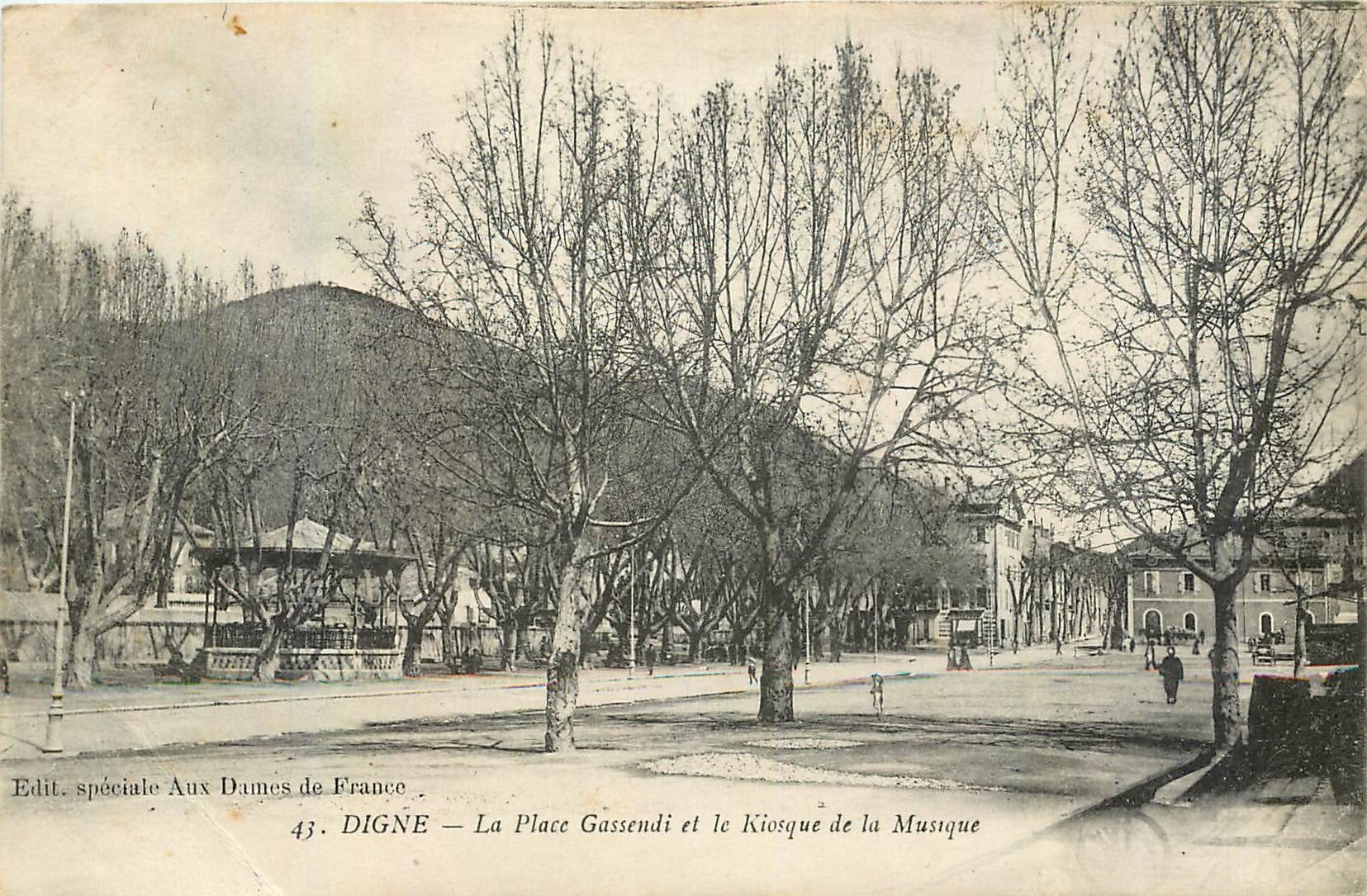 CPA Digne la Place Gassendi et le Kiosque de la Musique 