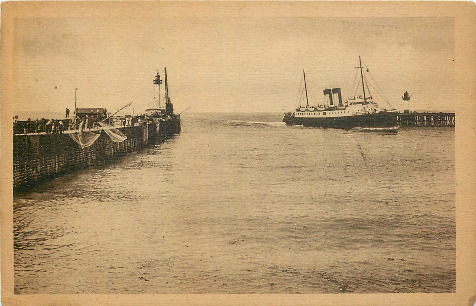 CPA Dieppe Les Jetees Bateau Phare