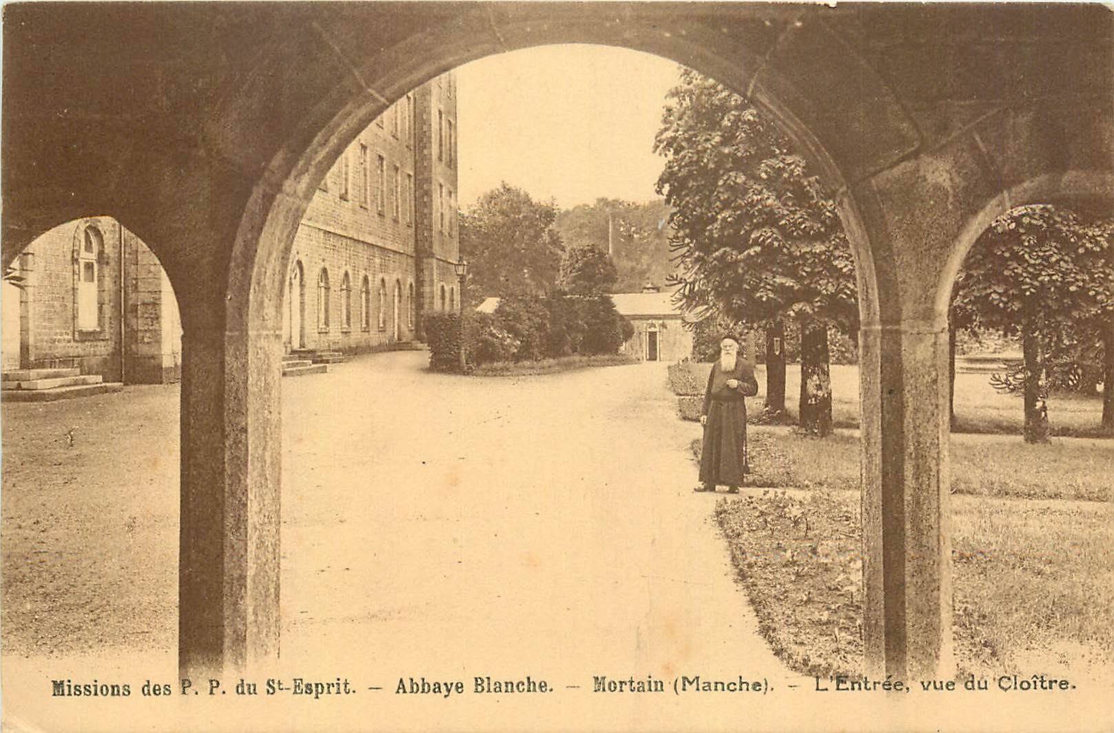CPA Missions des P P du St Esprit Abbaye Blanche Mortain Manche L'Entree vue du Cloitre 
