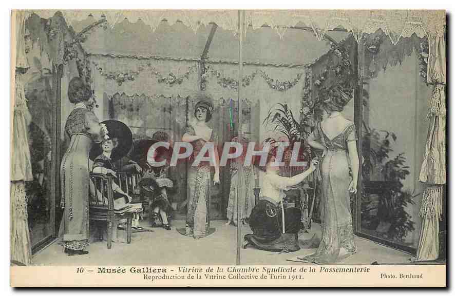CPA Musee Galliera Vitrine de la Chambre Syndicate de la Passementerie 