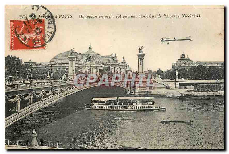 CPA Paris Monoplan en plein vol passant au dessus de l'Avenue Nicolas II Avion Aviation Bateau