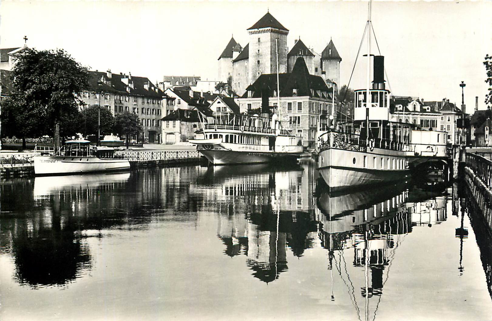 CPA Annecy Le Port et le Chateau Bateaux