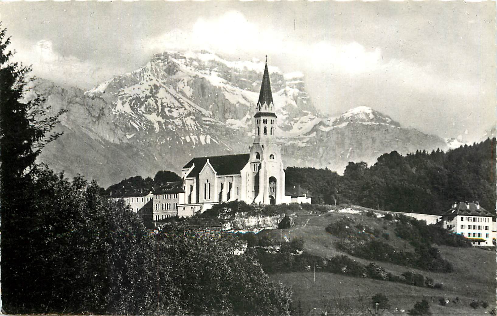 CPA Annecy Basilique et Manastere de la Visitation au second plan la Tournette 