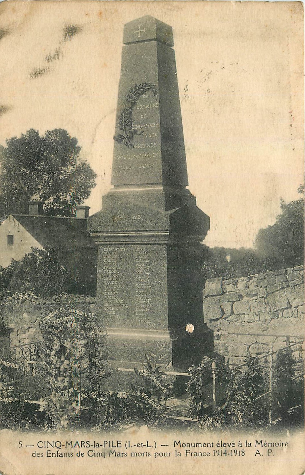 CPA Cinq Mars la Pile I et L Monument eleve a la Memoire des Enfans de Cinq Mars morts pour la Franc