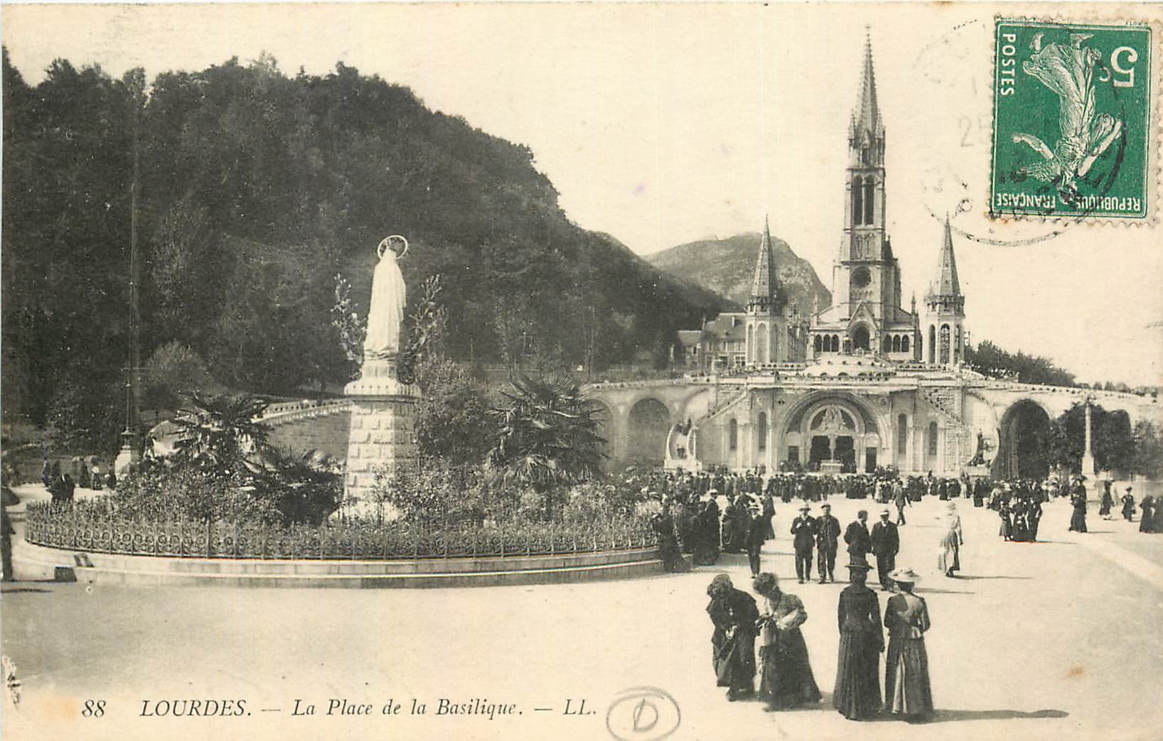 CPA Lourdes La Place de la Basilique 