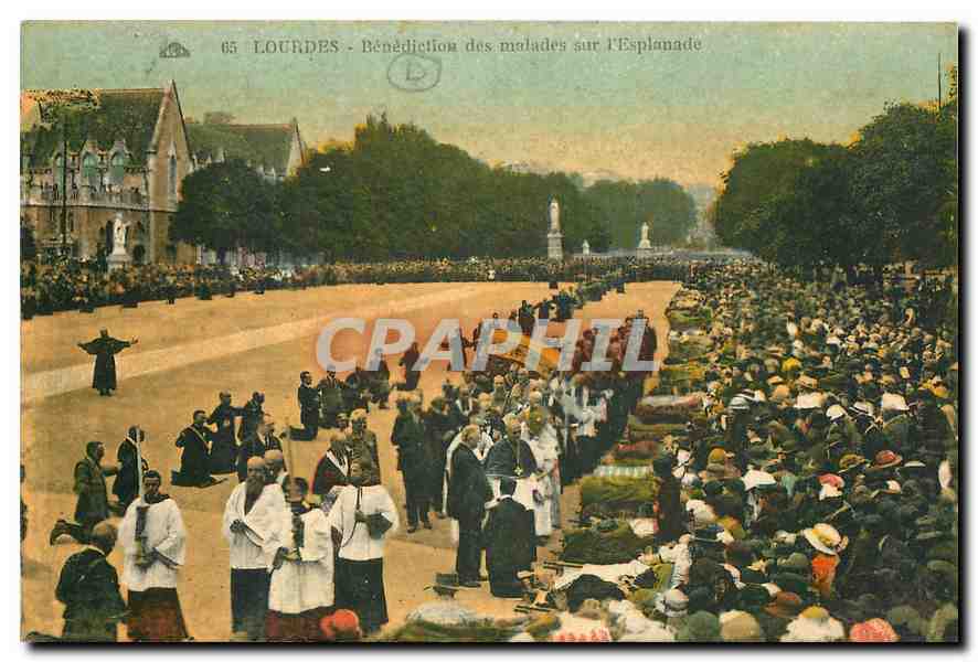 CPA Lourdes Benediction des malades sur l'Esplanade 