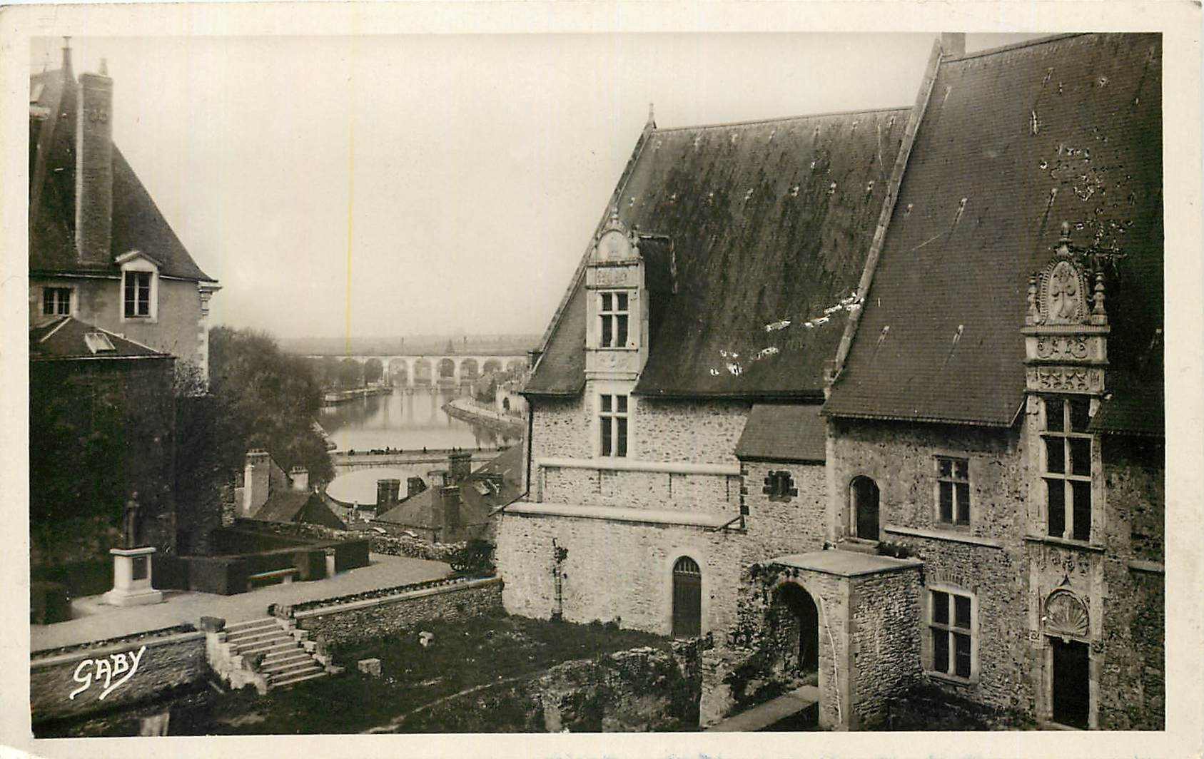 CPA Laval Mayenne Cour Interieure du Chateau et vue sur le Vaiduc 