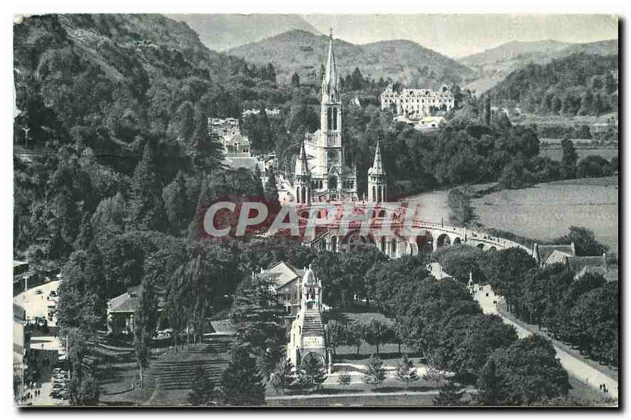 CPA Lourdes La Basilique et le Monument Interallie vus du Chateau Fort 