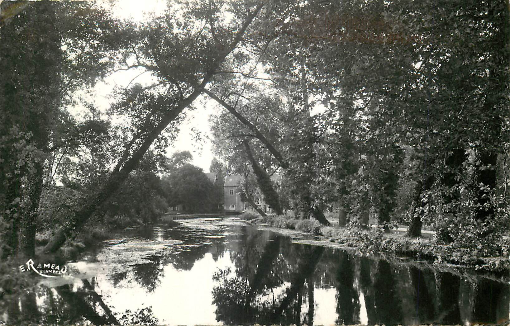 CPA Boutugny sur Essonne S et O l'Essonne et le moulin 