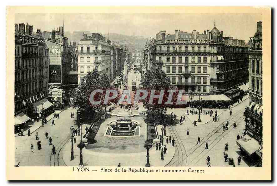 CPA Lyon Place de la Republique et monument Carnot 
