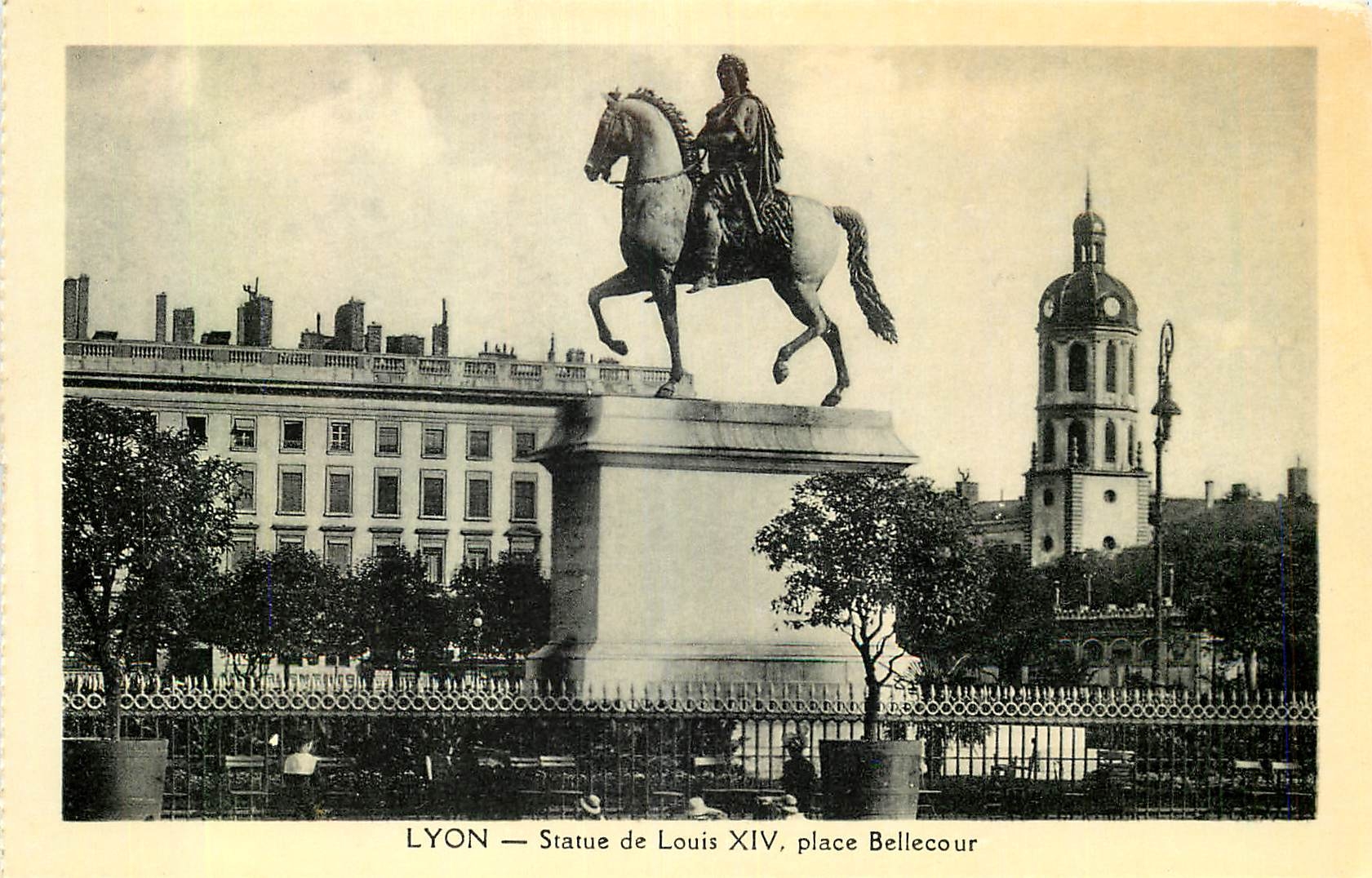 CPA Lyon Statue de Louis XIV Place Bellecour 