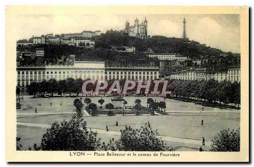 CPA Lyon Place Bellecour et le coteau de Fourviere 